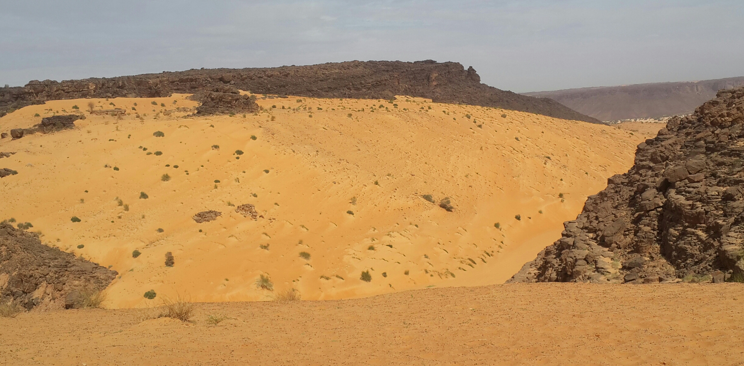 A breathtaking view of Tivoujar Pass in Mauritania, featuring rugged cliffs and panoramic desert landscapes.